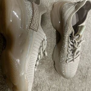 Steve Madden Cream Sneakers with Sleek Design and Cushioned Sole